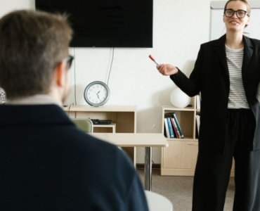 Souverän auftreten: Das perfekte Business-Outfit für deine wichtige Präsentation
