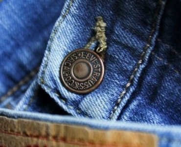 Jeans kürzen wie vom Profi: So bleibt der Originalsaum perfekt erhalten
