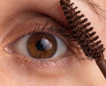 Perfekter Schwung trotz gerader Wimpern: Die besten Mascara‑Tricks für einen Wow‑Blick