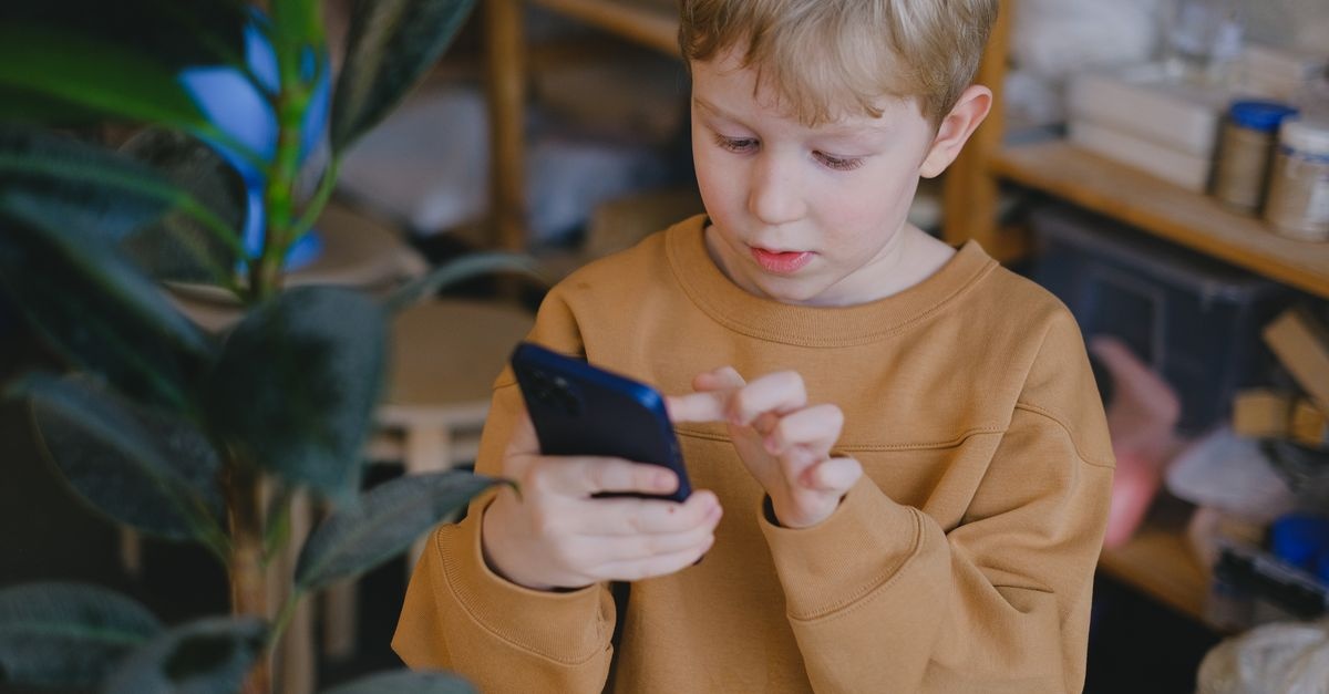 Wenn Fremde online schreiben: So sprichst du mit deinem Kind über unangenehme Kontakte im Netz