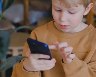 Wenn Fremde online schreiben: So sprichst du mit deinem Kind über unangenehme Kontakte im Netz