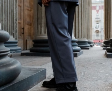 So trägst du Wide-Leg-Hosen als kleine Frau: Styling-Tricks für lange Beine